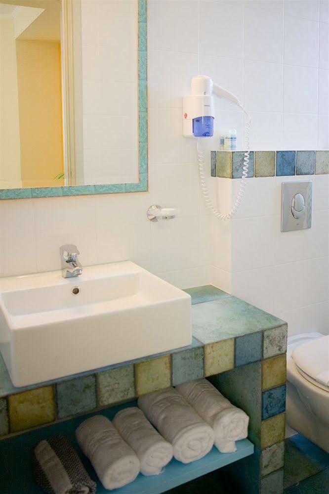 Amaryllis Hotel Apartments Толон Экстерьер фото