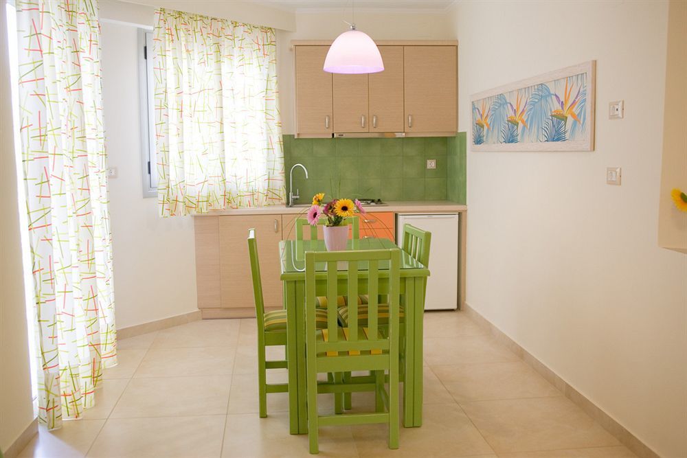 Amaryllis Hotel Apartments Толон Экстерьер фото