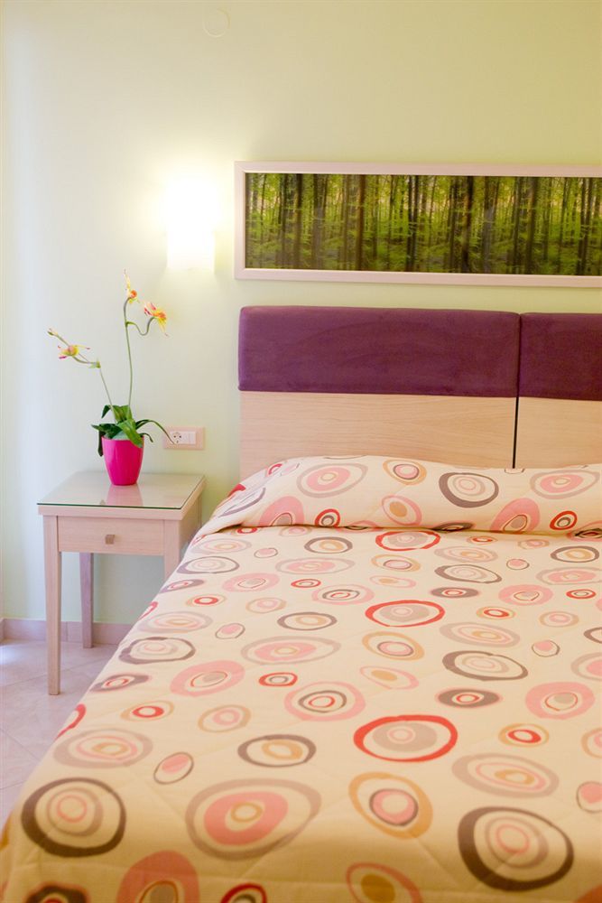 Amaryllis Hotel Apartments Толон Экстерьер фото